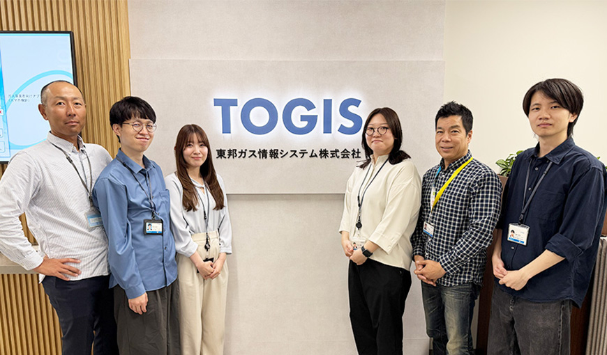 東邦ガス情報システム株式会社 デジタルソリューション部 デジタル第1グループ グループマネージャー 平野純二氏（右から2人目）、Club TOHOGAS担当 角谷泰造氏（左端）
