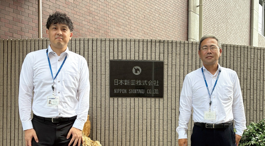 日本新薬株式会社 情報システム部 ITインフラセキュリティ課 杉森 俊哉氏（右）日本新薬株式会社 情報システム部 ITインフラセキュリティ課 米谷 力也氏（左）